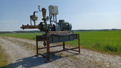 En elektrisk pump står på en åker