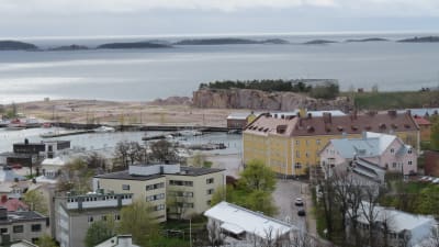 Östra hamnen och Drottningberg sett från vattentornet i Hangö.