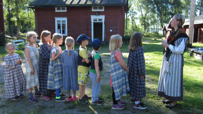 Barn på traditionsläger på Brage Friluftsmuseum tillsammans med guide Jenny Holm