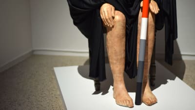 skulptur med händer och ben under svart skynke