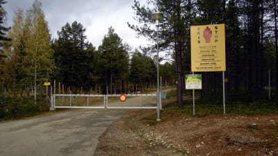 Skylt och bom i närheten av gränsen i Virtaniemi i Enare