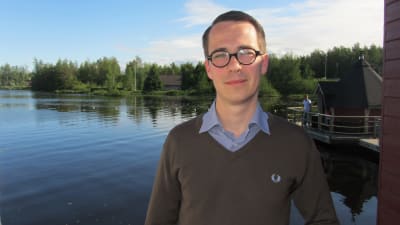 Carl Haglund med havet i bakgrunden.
