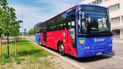 Joensuun paikallisliikenteen linja-auto pysähdyksissä tien varressa kaupungilla.