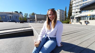 Ida-Marie Jungell önskar att de finskspråkiga unga inte måste resa bort för att utbilda sig. 