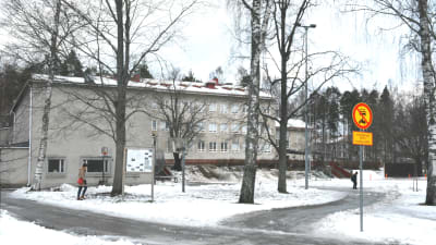 En vit byggnad i Karis som är Katarinaskolan.