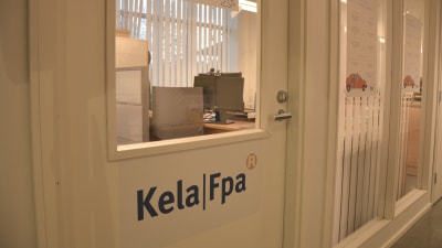 En glasdörr med texten Kela/Fpa. Innanför syns ett kontor.