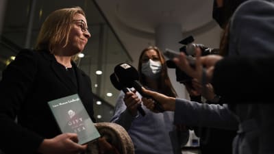 Tytti Yli-Viikari intervjuas av presskåren.
