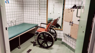 En rullstol i ett omklädningsrum i en simhall.