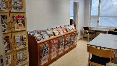 Bord och stolar i en tidningsläsesal. 