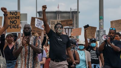 Också på lördagen tågade demonstranter över Brooklyn Bridge till Manhattan i New York City. 