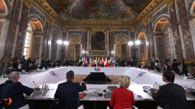 EU-ledare sitter kring långa bord som bildar en rektangel under ett inofficiellt EU-toppmöte på Versailles.