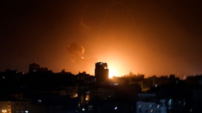 Explosioner lyste upp himlen över Gaza City natten till torsdagen. 