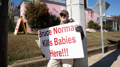 Antiabort-akvitist demonstrerar med plakat utanför abortklinik i Jackson, Mississippi.