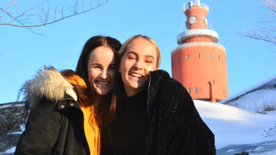 två flickor i vintermiljö
