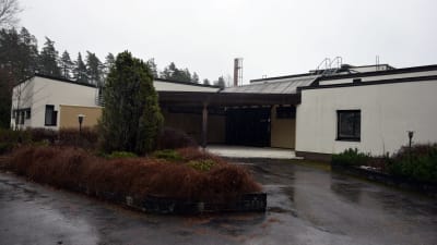 Ett huskomplex från 1983 i skogsmiljö.