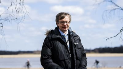 Kuvassa on THL:n Heikki Hiilamo.