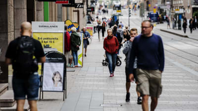 Människor promenerar på Alexandersgatan i Helsingfors i juli.