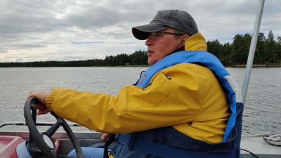 Jan Ekebom kör motorbåt.