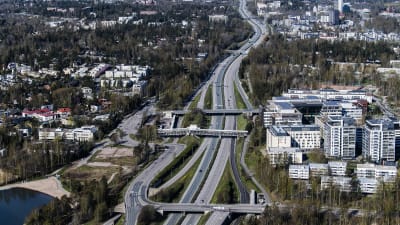 Västerleden i Esbo maj 2020. Motorväg, höghus, storstadskänsla. 