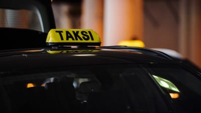 Bild på taxiskylt på biltak.