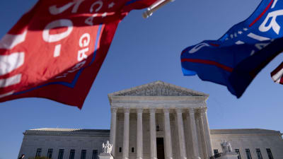 Trumpflaggor utanför Högsta domstolen i USA.