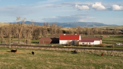 En farm och några hus i rurala Montana, USA.