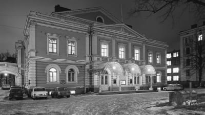  Suomen Kansallisooppera / (Aleksanterin  teatteri) iltavalaistuksessa (1969).