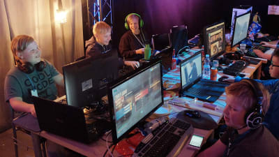 Barn som har kul på Hajbo Epic Night Battle 2017