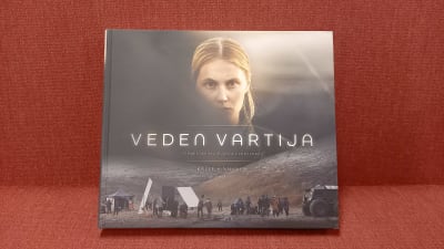 Närbild på pärmen till boken om filminspelningen av Veden vartija.