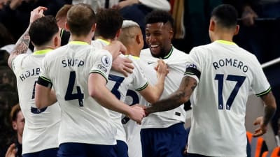 Tottenham firar Emerson Royals mål.