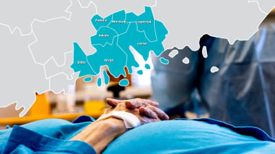 En person ligger i en sjukhussäng, överst på bilden finns en karta över Östnyland