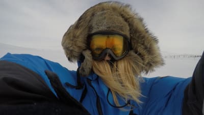 En selfie med Susanna Forsell som står ute i snöstorm med slalomglasögon,