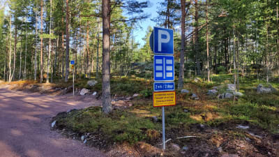 Parkeringsplats i skogen. 