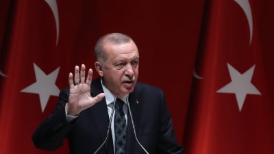  Recep Tayyip Erdoğan reser ena handen medan han talar. I bakgrunden Turkiets flagga. 