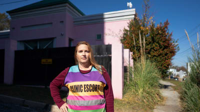 Volontären och kvinnoaktivisten Kim Gibson utanför Mississippis enda abortklinik i huvudstaden Jackson.