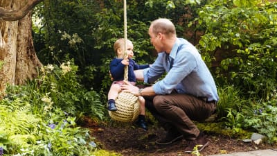 Prins William med sonen Louis på Chelsea trädgårdsutställning i London 