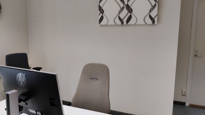 En stol vid en datorskärm och tangentbord. Här tas arbetslösa emot för att få råd.