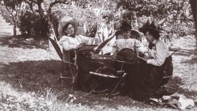 Kvinnor i en trädgård, troligen vid Hotel St James i Le Cannet. Kvinnan till vänster är Valborg Wallensköld.