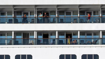 Passagerare ombord på Zaandam fotograferades på fredagen i Panamaviken. Då skulle systerfartyget Rotterdam komma för att leverera förnödenheter och bl.a. testutrustning för covid-19 till Zaandam.