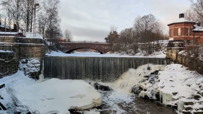 En fors som forsar vinter tid. 