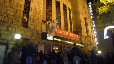 Gästspelet visades i den gamla sympatiska teatersalen inte långt från Potsdamer Platz, där gästspelsteatern HAU håller till.