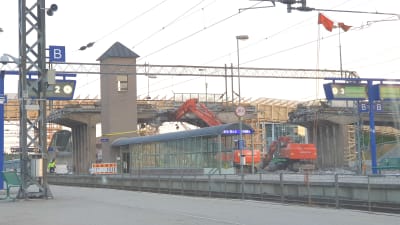 En järnvägsbro rivs.
