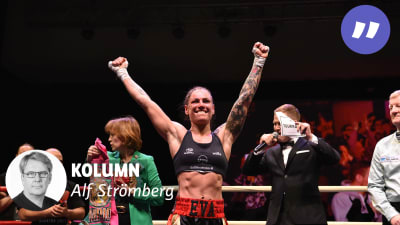 Eva Wahlström sträcker händerna i luften