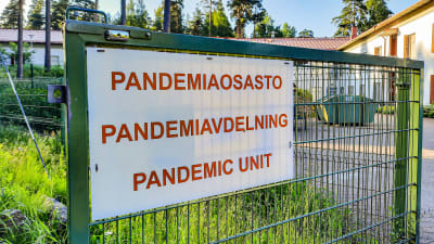 Skylt för pandemiavdelningen vid Näse hälsovårdscentral i Borgå
