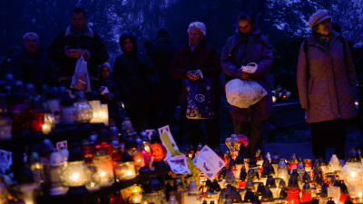Tända ljus på en gravgård. Alla helgons dag på Rakowicki gravgård i Kraków.