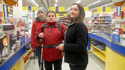 Synskadade Anni Vanhanen i S-Market butiken i Larsmo tillsammans med sin assistent och ett butiksbiträde