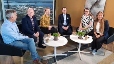 Sex personer relaterade till kemisk industri i Karleby sitter i en panel på varsin stol