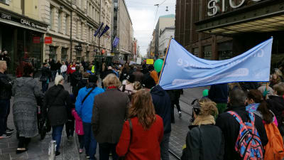 Människor som demonstrerar i Helsingfors.