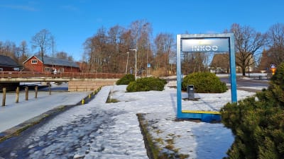 En ram där man kan fotografera sig i Ingå kyrkby med hamnen eller kyrkan i bakgrunden.