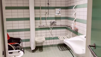 En duschhörna i en simhall för personer med funktionsvariationer